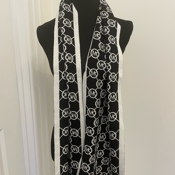 Michael Kors MK Argyle Black Off White Framed Diamond Print Scarf NEW - Picture 2 of 5